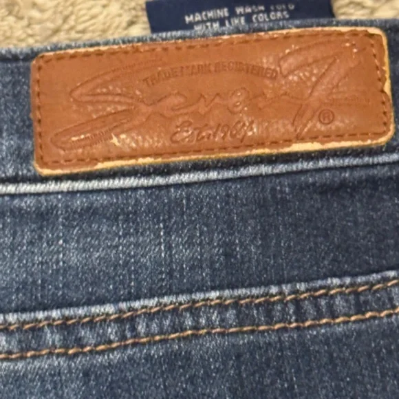 Seven7| Women's Girlfriend fit ripped jeans| Size 14 - Picture 7 of 8